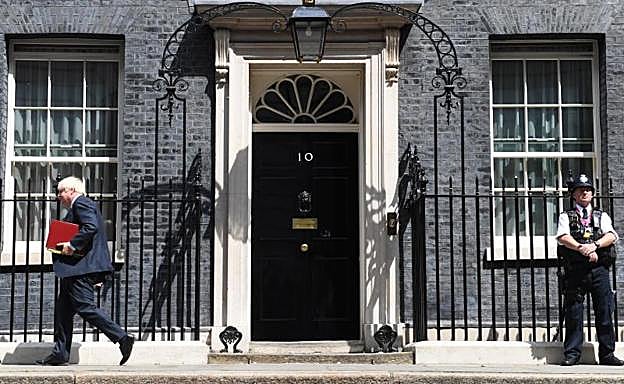 Johnson se entrega a la diversión como primer ministro interino