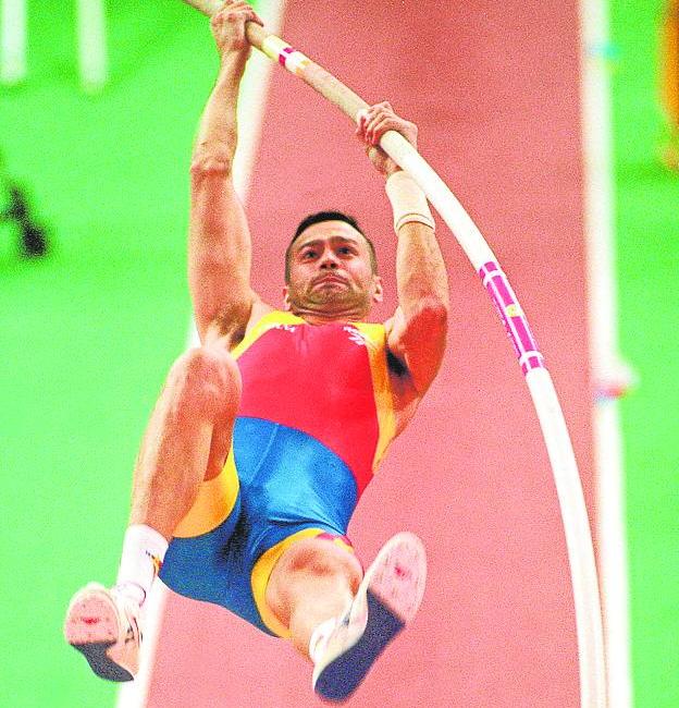 Peñalver, saltando con pértiga en el Mundial de pista cubierta de 1995, en Barcelona, en su regreso a la Ciudad Condal.