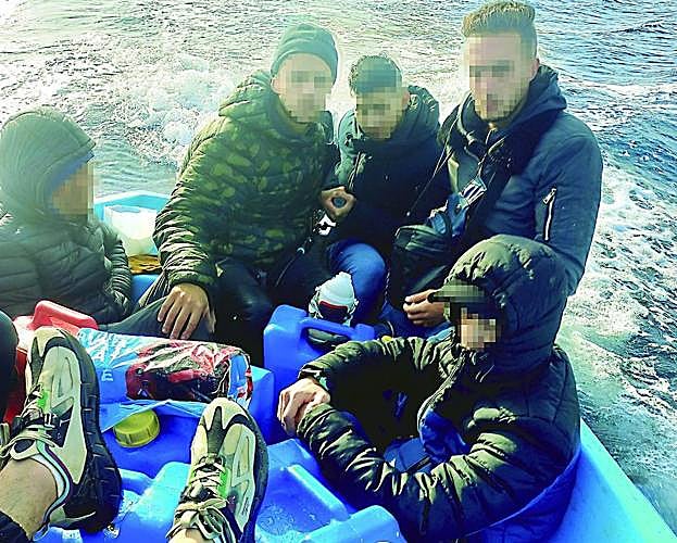 Ocupantes de una patera rescatados por Salvamento Marítimo.