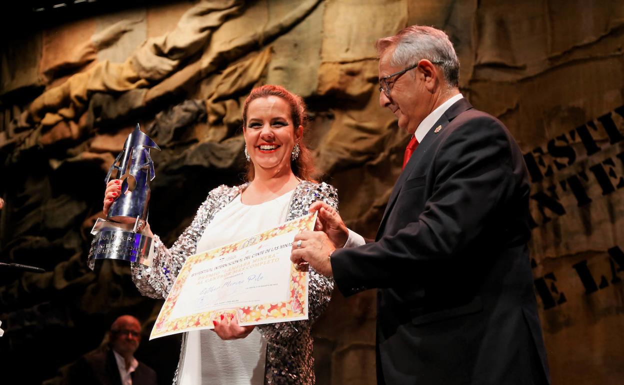 Esther Merino recibió, de manos del alcalde Pedro López Milán, la Lámpara Minera y un cheque por valor de 15.000 euros.