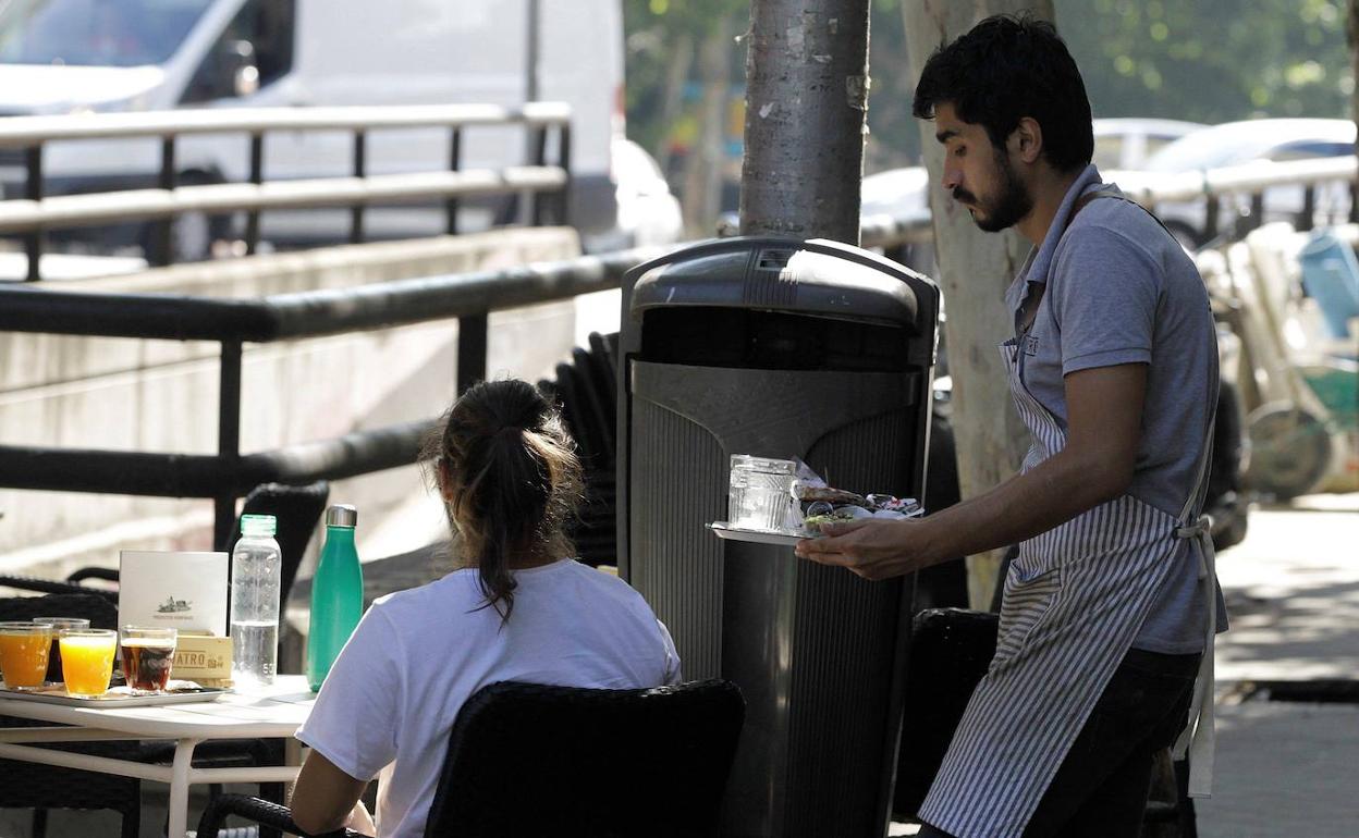 La lista de cosas por las que no pueden cobrarte en las terrazas de los bares, OCU