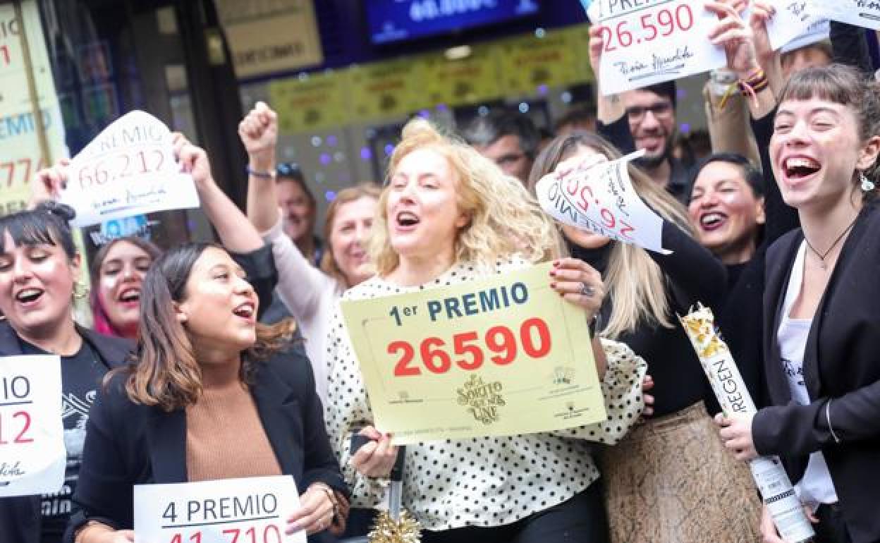 Algunos de los premiados frente a la administración de 'Doña Manolita', en una imagen de archivo.