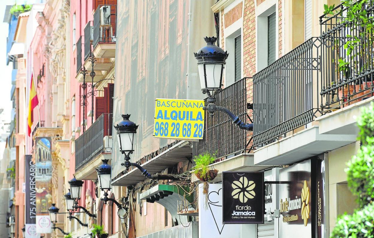 Carteles de inmuebles en alquiler en el centro de Murcia. 