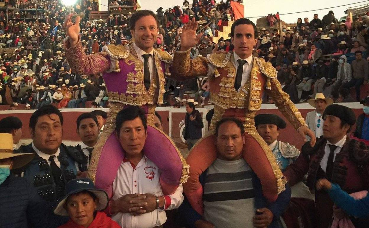 Rafaelillo (izq.), sale a hombros de la plaza de toros de Caracora (Perú).