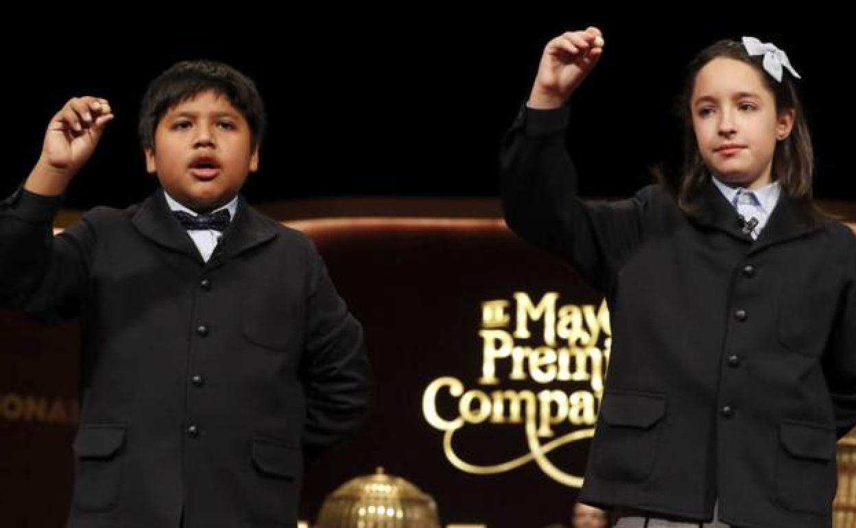 Niños de San Ildefonso cantan uno de los premios del sorteo de la Lotería de Navidad, en una imagen de archivo.