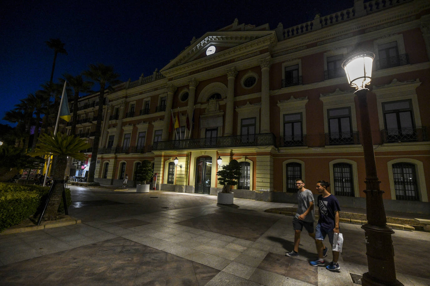 Fotos: Menos luces en Murcia en el primer día de aplicación de la ley de ahorro energético