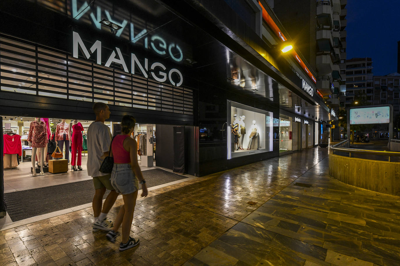 Fotos: Menos luces en Murcia en el primer día de aplicación de la ley de ahorro energético