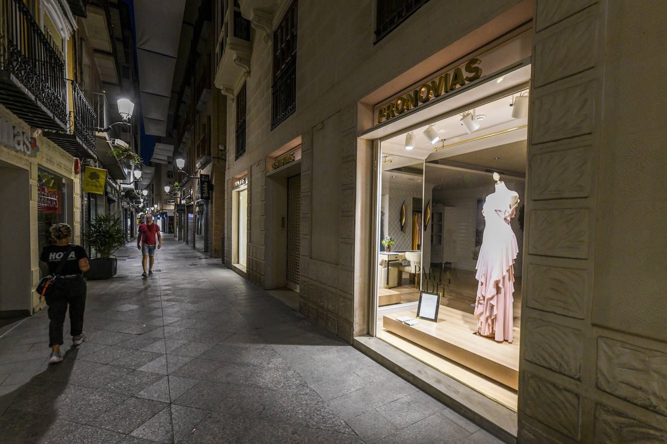 Fotos: Menos luces en Murcia en el primer día de aplicación de la ley de ahorro energético