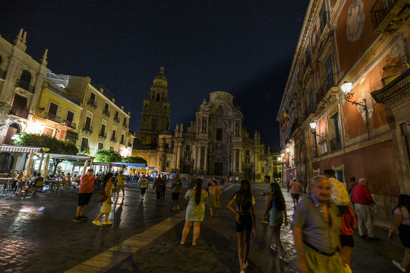 Fotos: Menos luces en Murcia en el primer día de aplicación de la ley de ahorro energético