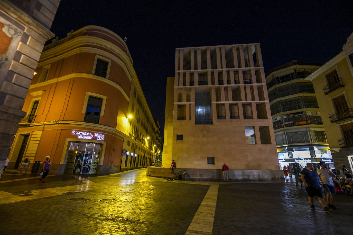 Fotos: Menos luces en Murcia en el primer día de aplicación de la ley de ahorro energético