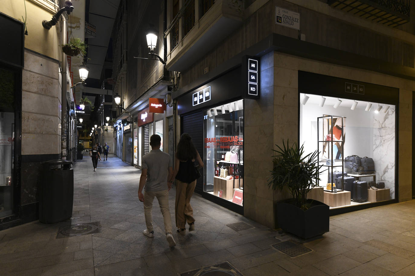 Fotos: Menos luces en Murcia en el primer día de aplicación de la ley de ahorro energético