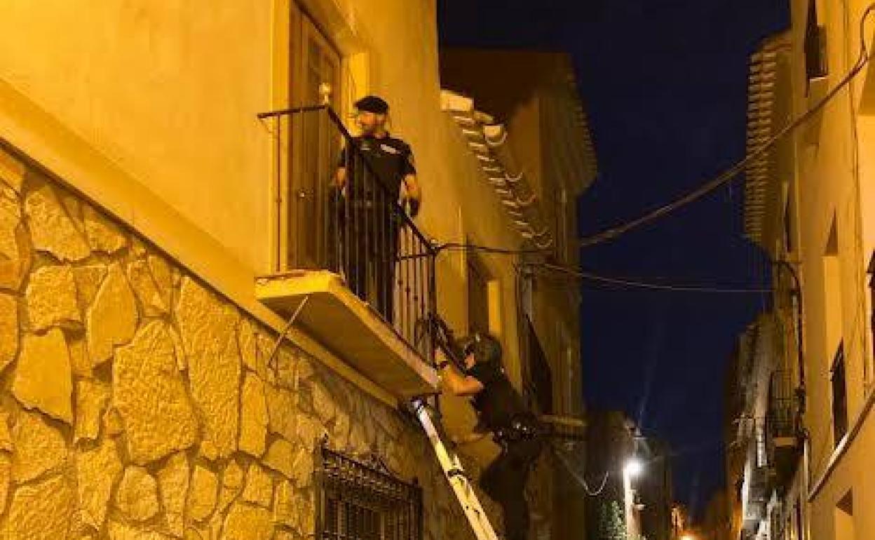 Dos agentes de la Policía Local de Lorca acceden a la vivienda.