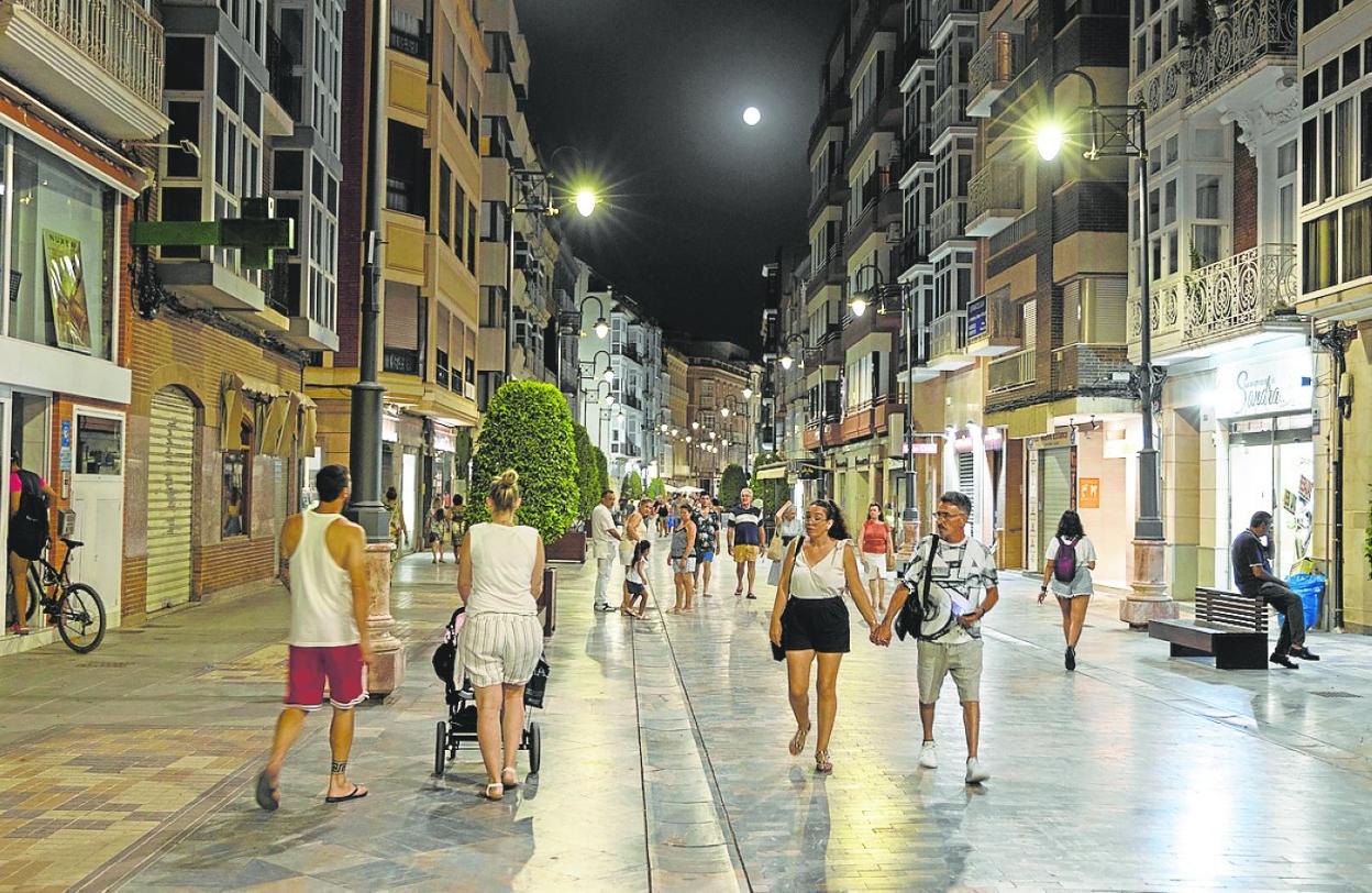 Escaparates encendidos y otros apagados, en la calle del Carmen de Cartagena. 