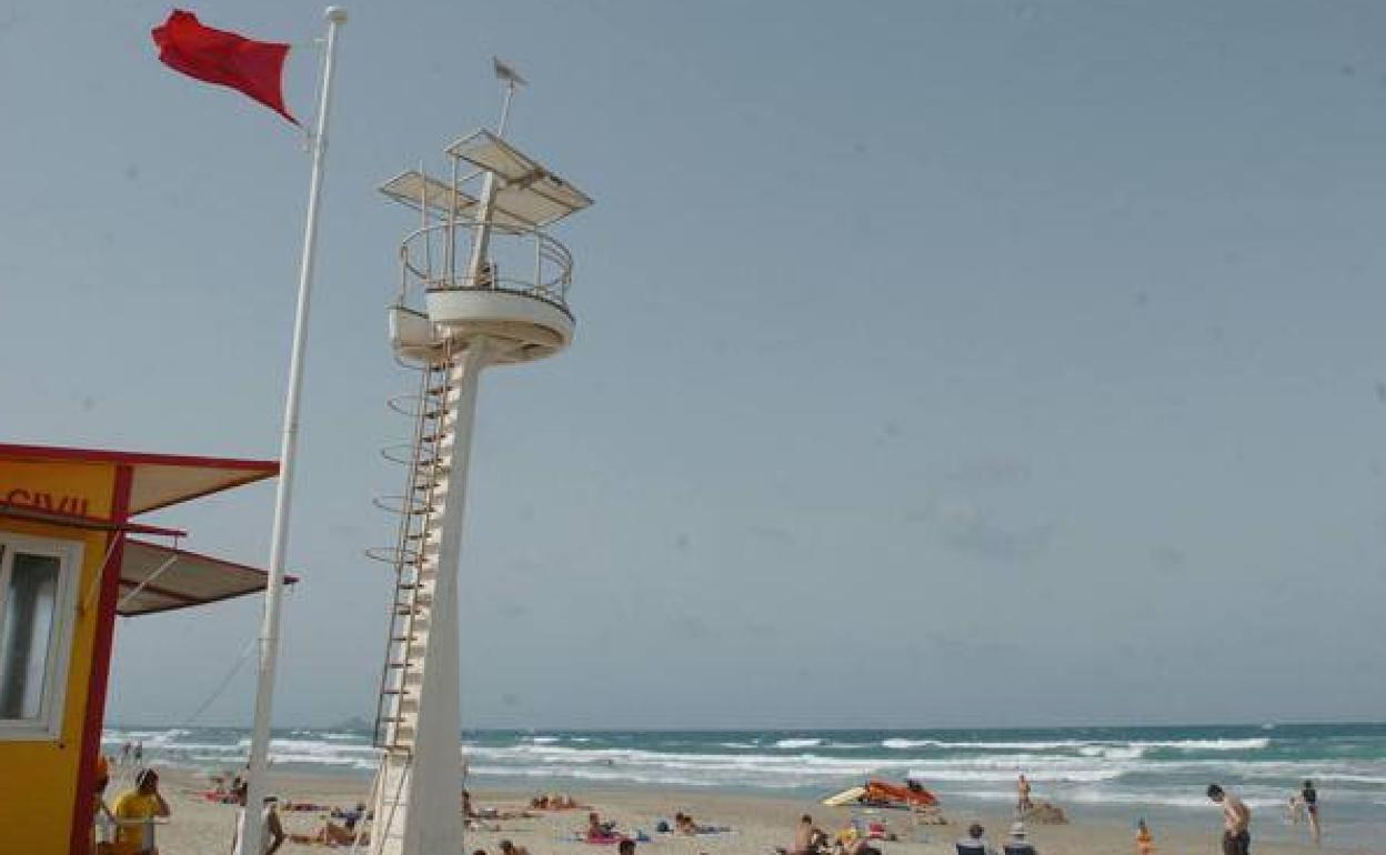 Bandera roja en una playa, en una imagen de archivo.