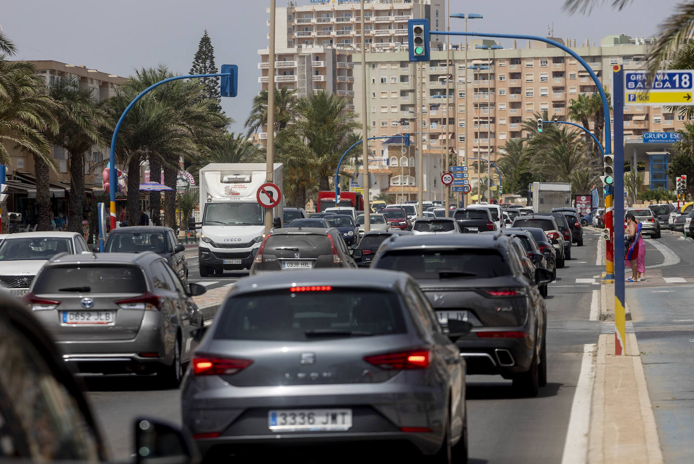 Fotos: La Manga registra grandes atascos en su entrada