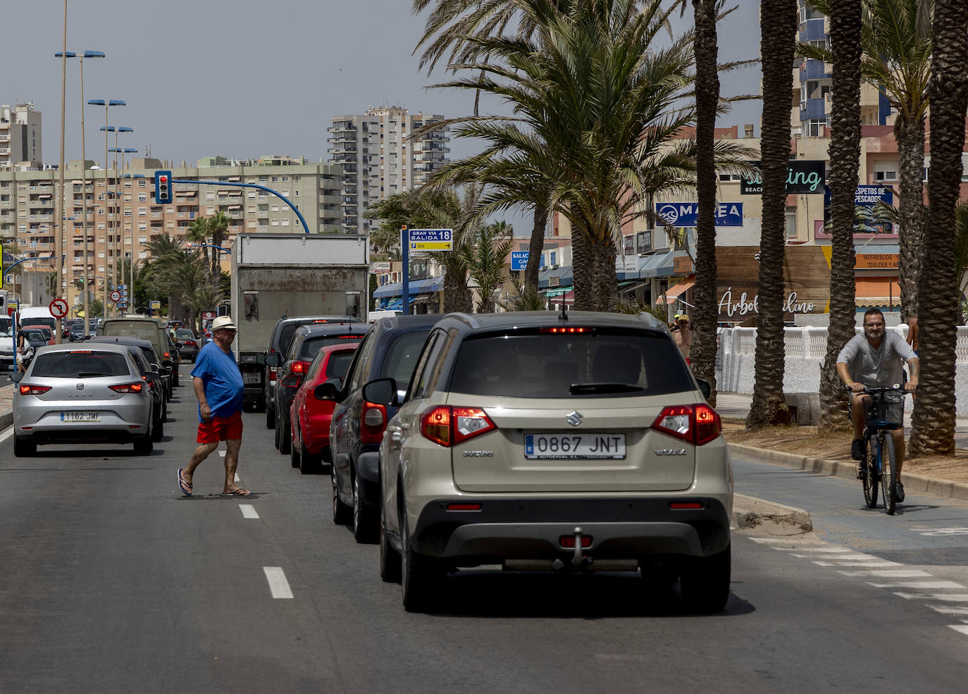 Fotos: La Manga registra grandes atascos en su entrada