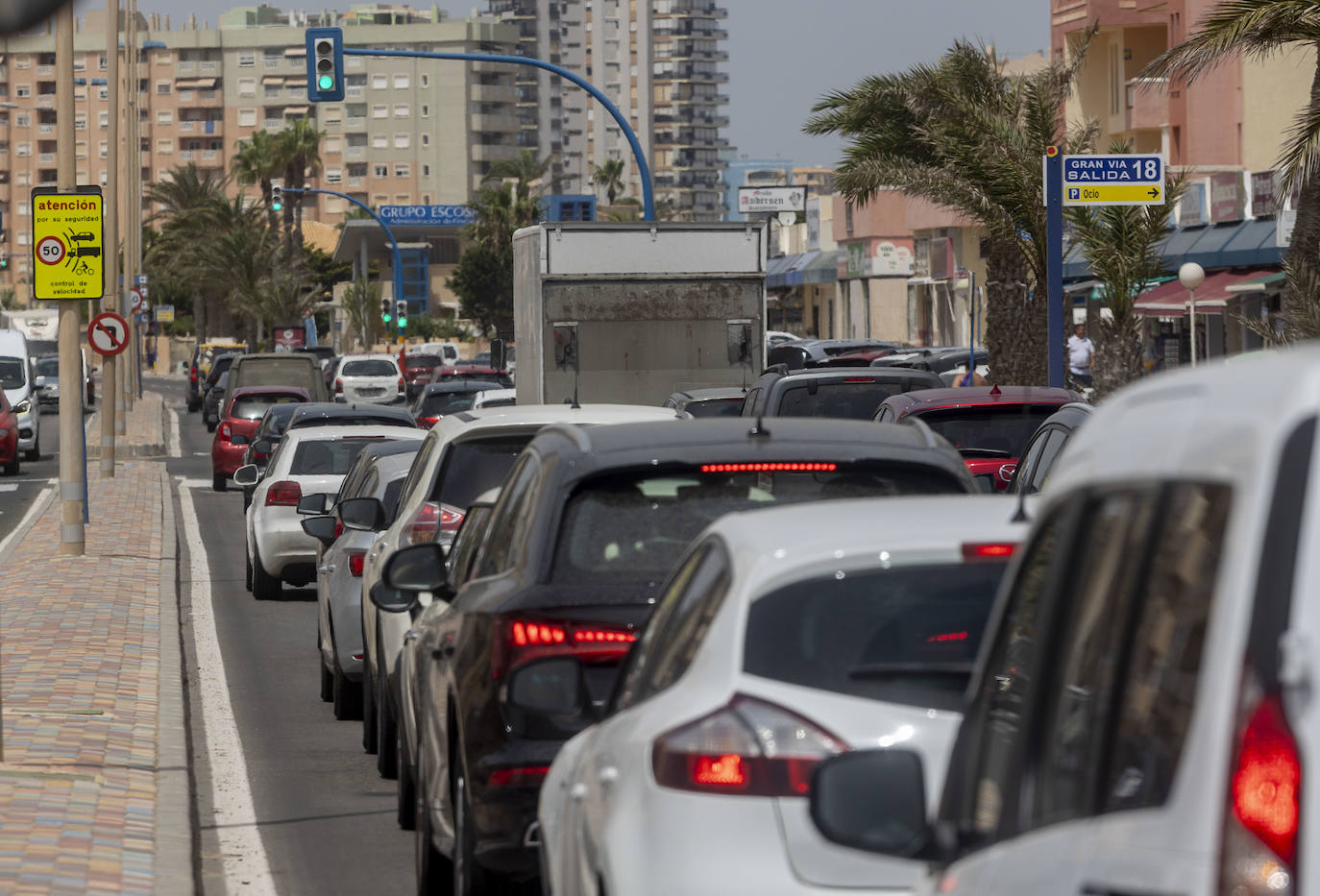 Fotos: La Manga registra grandes atascos en su entrada