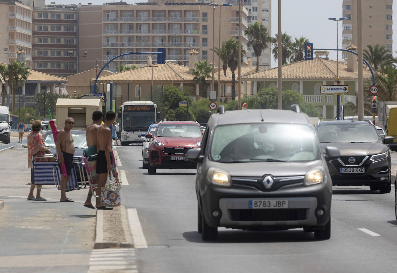 Fotos: La Manga registra grandes atascos en su entrada