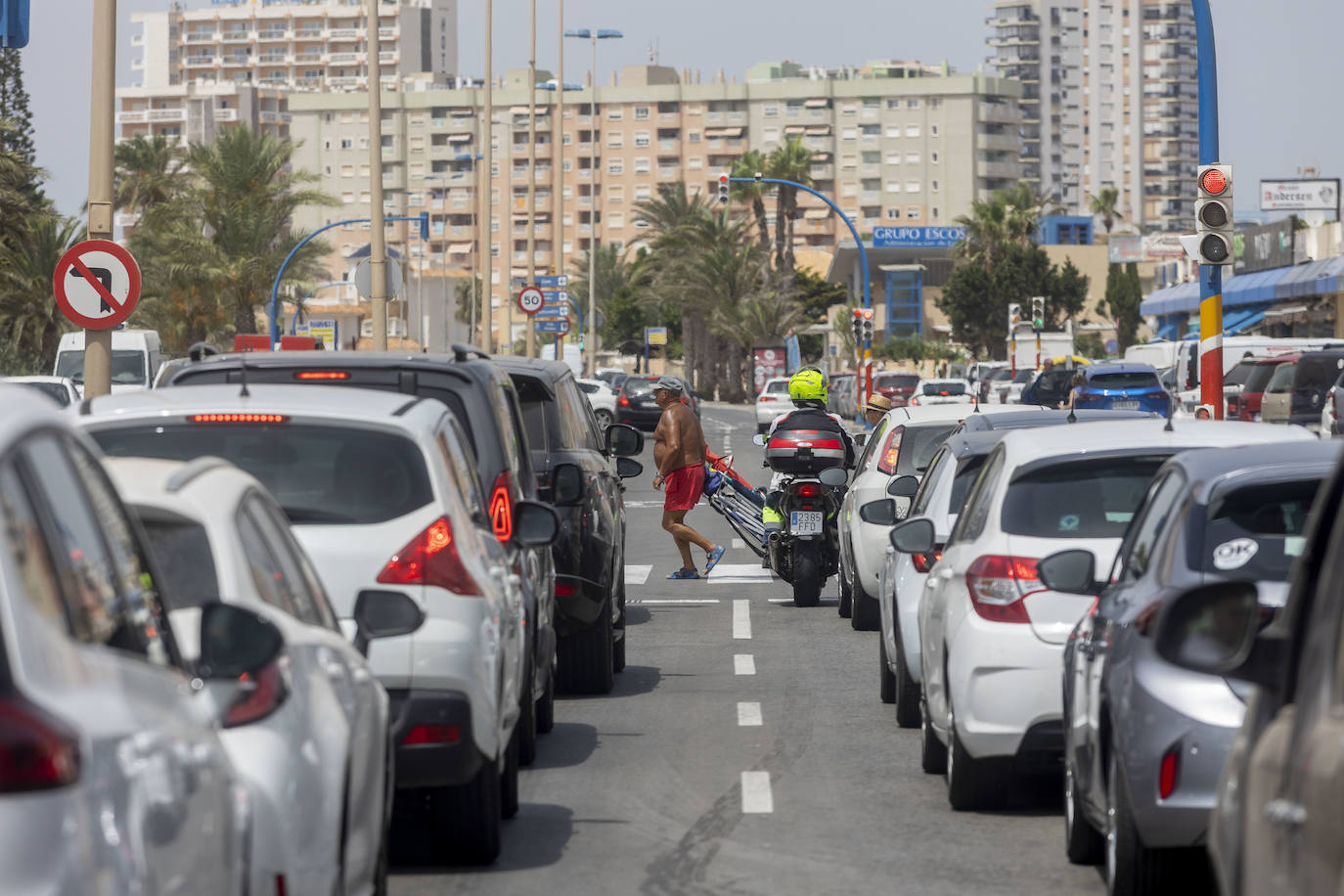 Fotos: La Manga registra grandes atascos en su entrada