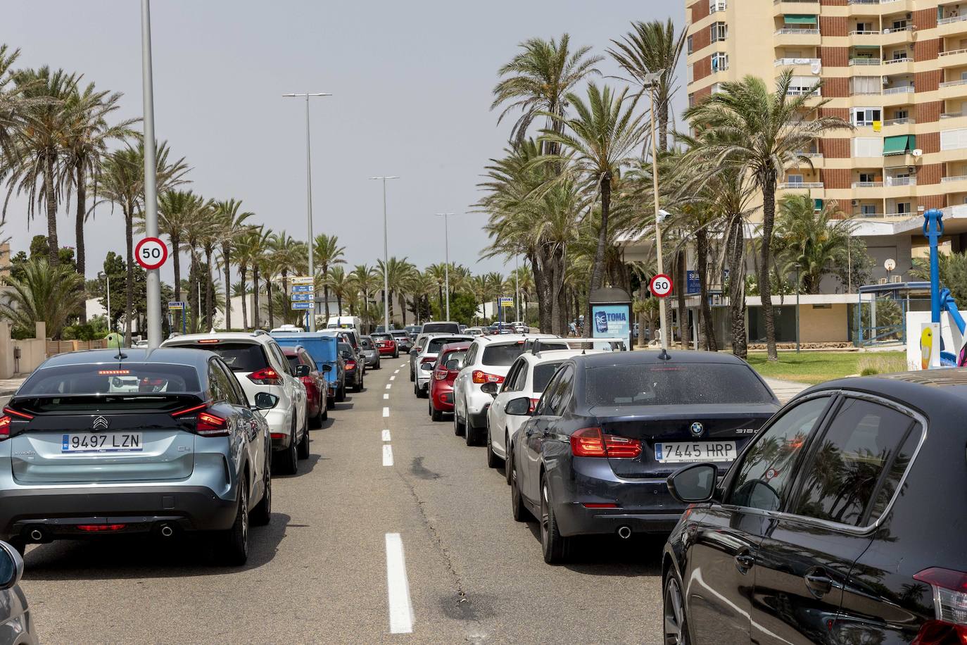 Fotos: La Manga registra grandes atascos en su entrada