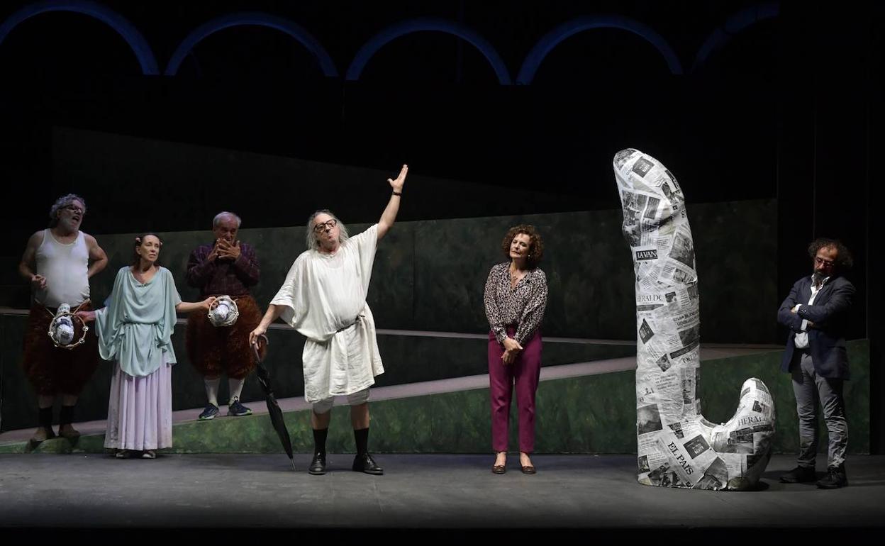 Un momento de la representación de '¡Que salga Aristófanes!' en el Auditorio Parque Almansa de San Javier. 