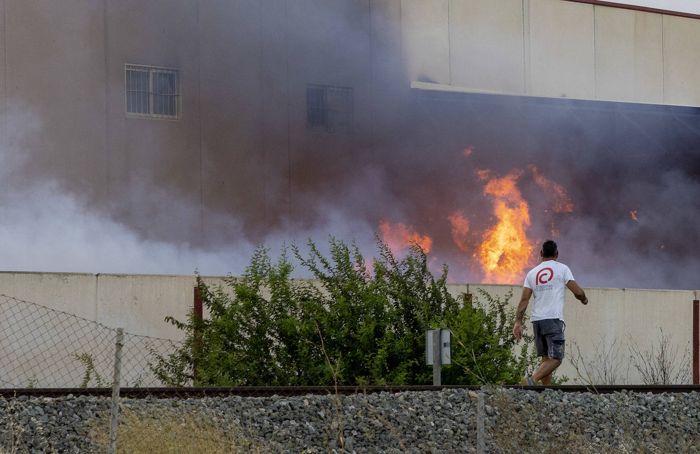 Fotos: Siete personas atendidas por inhalación de humo en un incendio en Pozo Estrecho