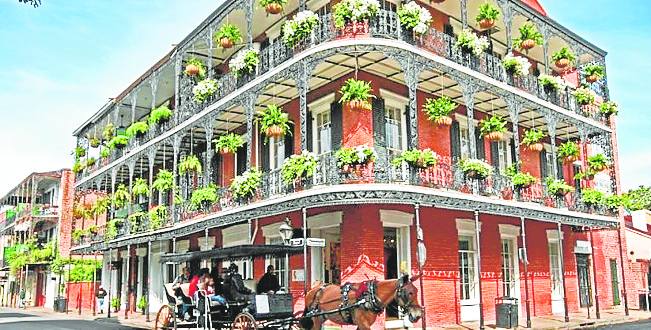 Royal Sonesta Hotel New Orleans (Bueno). América-EE UU-Nueva Orlenas. Lo mejor, sin duda, es la ubicación, en plena Bourbon Street. Aunque próximo a la zona de bullicio, el ambiente del hotel es tranquilo y con la necesaria vigilancia. El personal de recepción, excelente. 