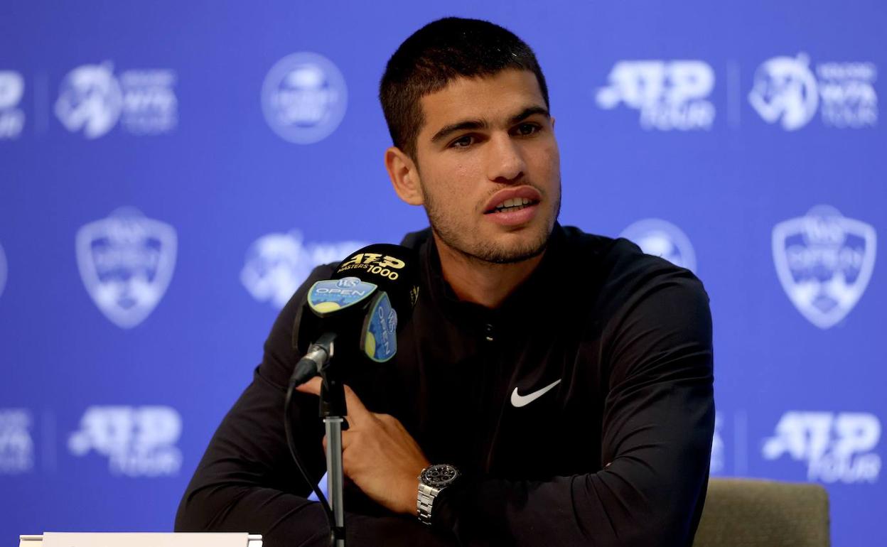 Carlos Alcaraz atiende a los medios en la conferencia de prensa que ofreció este lunes antes de su debut en Cincinnati.