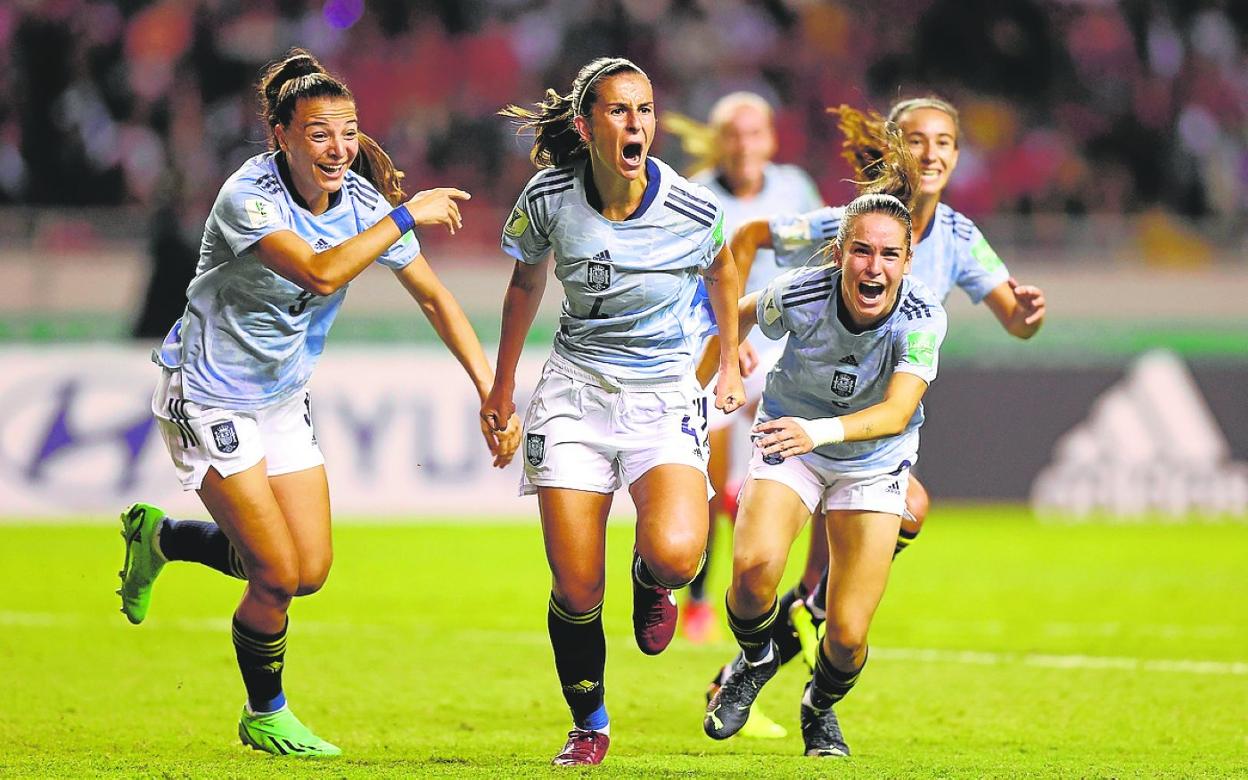 Sonia Majarín, central de la selección española, celebra su gol junto a varias compañeras, el domingo. 