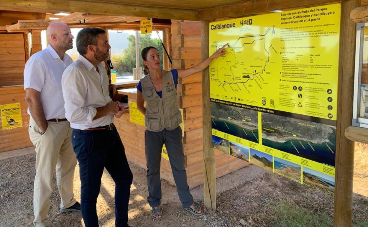 El consejero Antonio Luengo, durante su visita de hoy al Parque Regional de Calblanque.