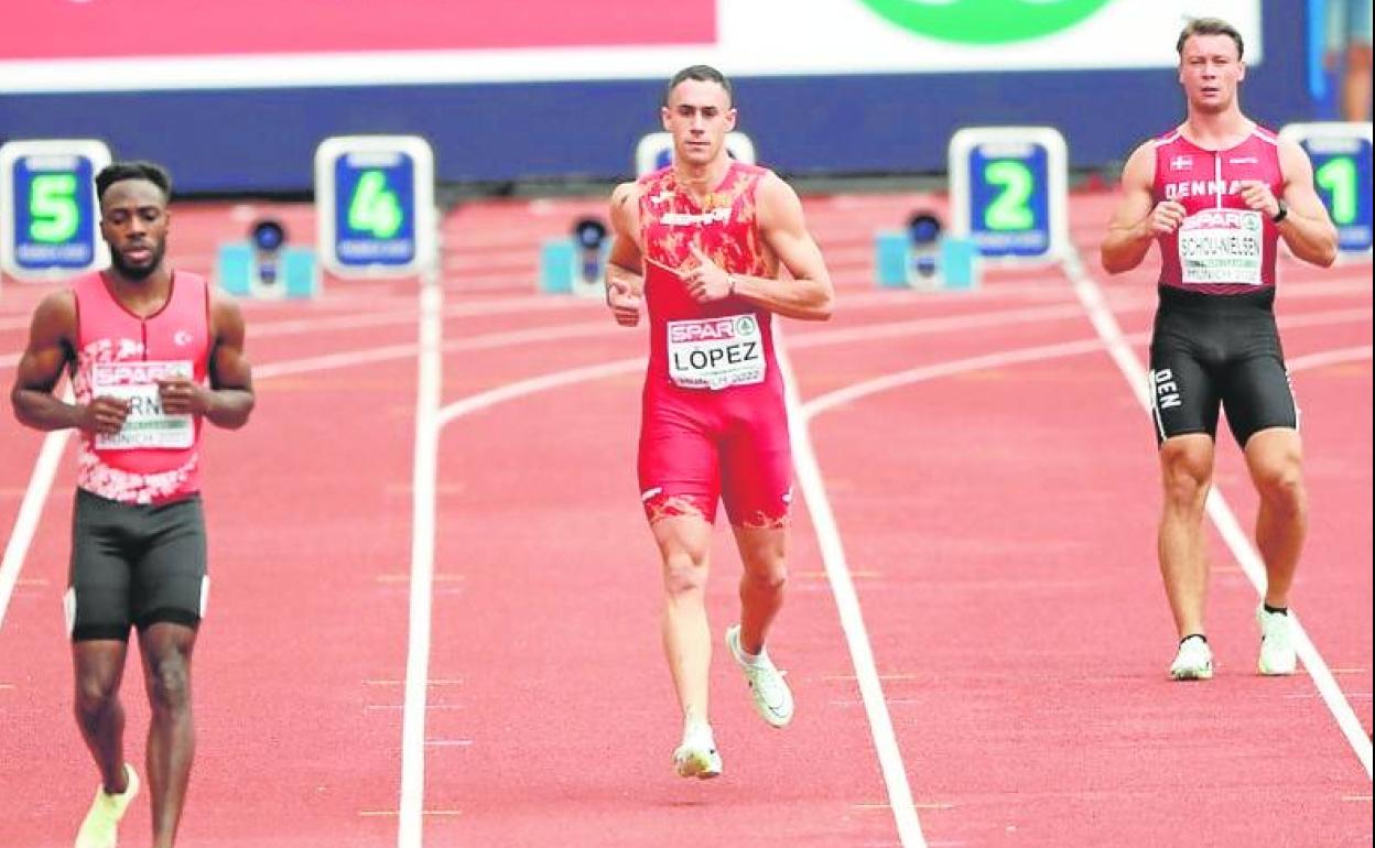 Sergio López Barranco, en el medio, tras ser descalificado en su serie de los 100 metros.