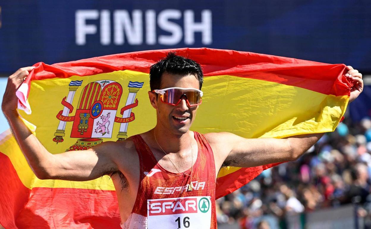 Miguel Ángel López, tras cruzar la línea de meta.