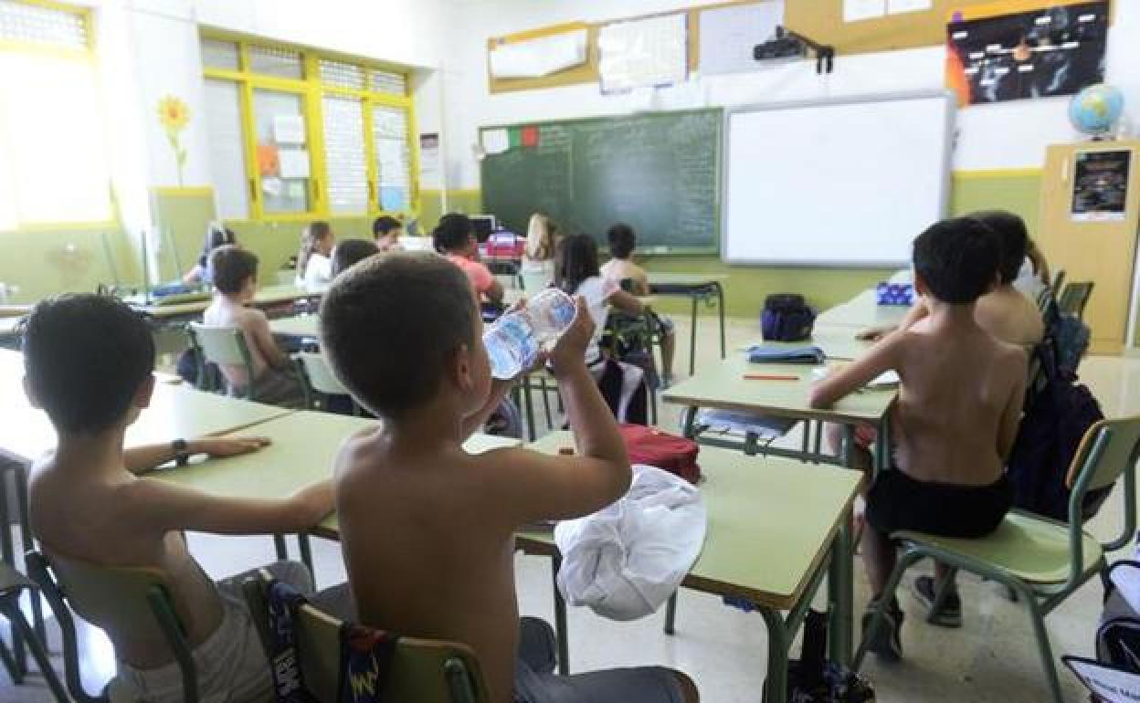 Niños asistiendo a clase sin camiseta debido a las altas temperaturas, en una imagen de archivo. 