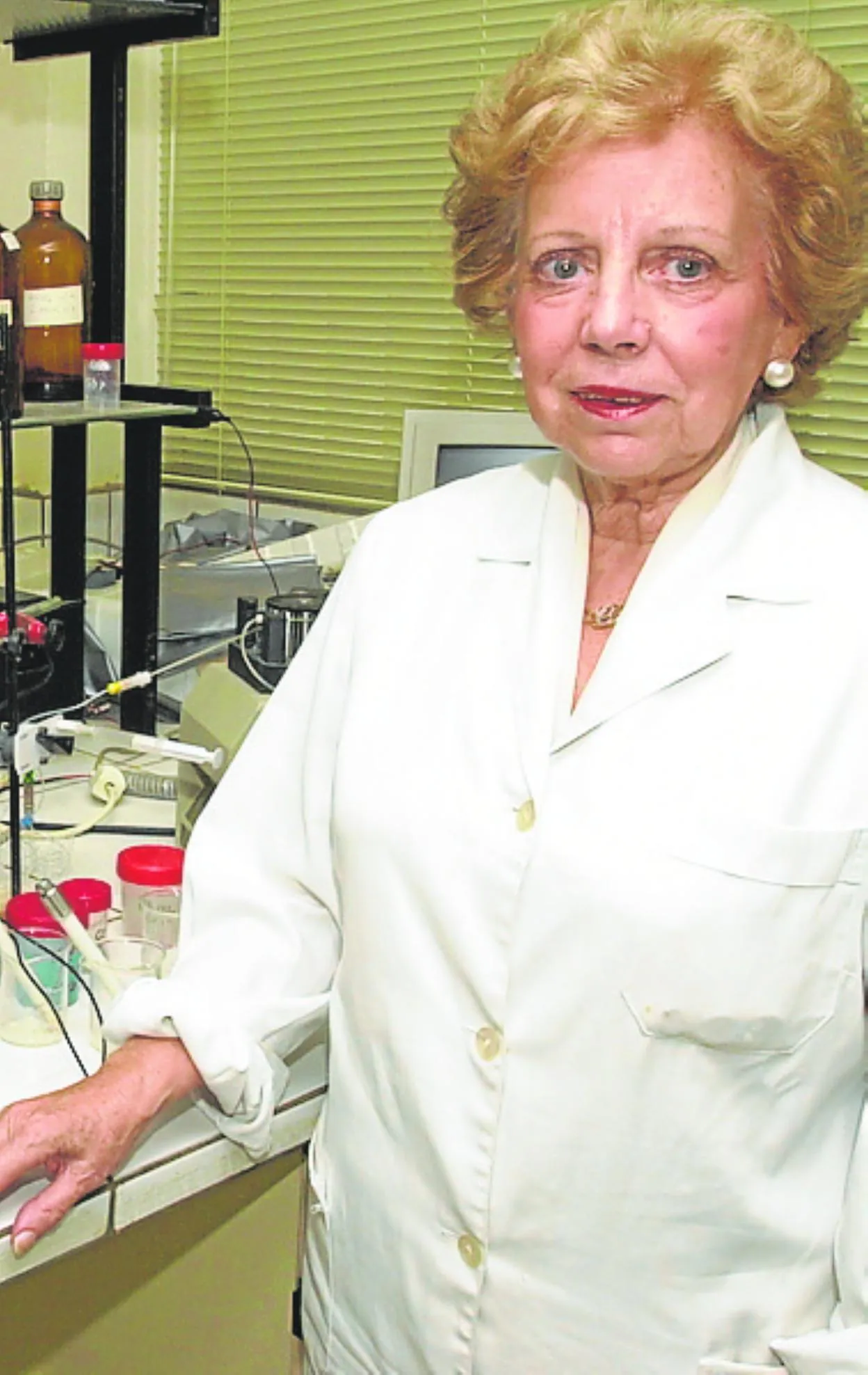 Concepción Sánchez-Pedreño, en su laboratorio de la UMU, en el año 2000. 