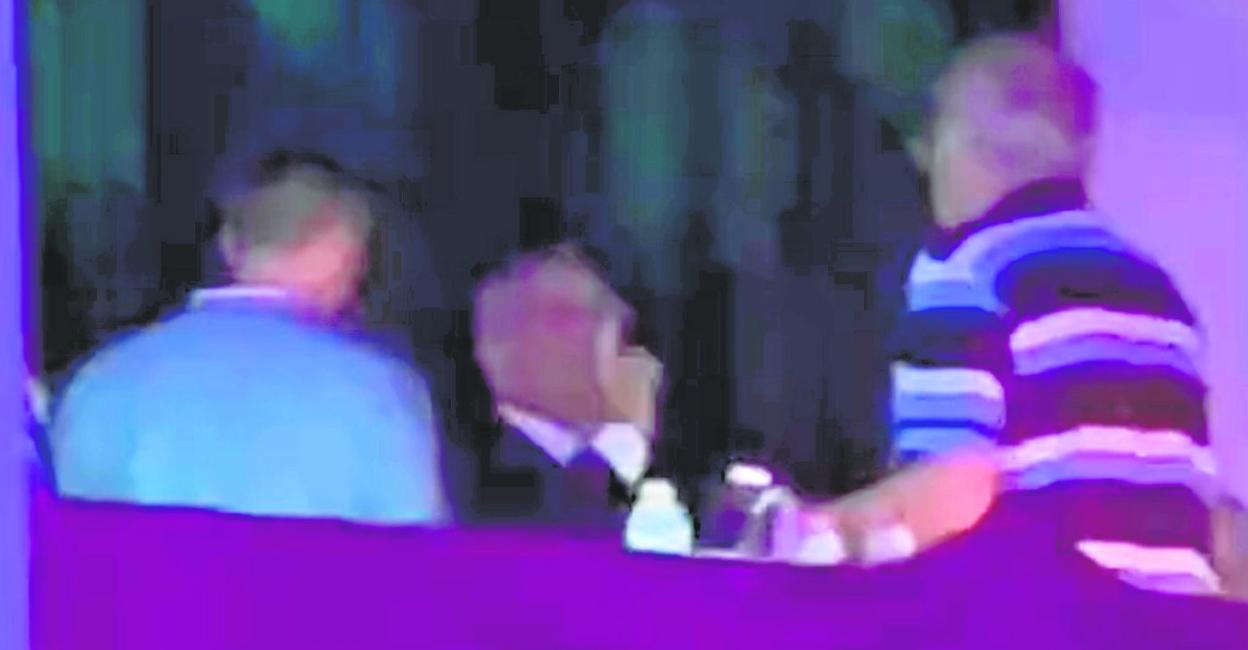 Imagen captada del vídeo en que se ve al alcalde, en el centro, dirigéndose a los miembros del jurado Francisco Severo y José Cros, cuando accedió al palco. 