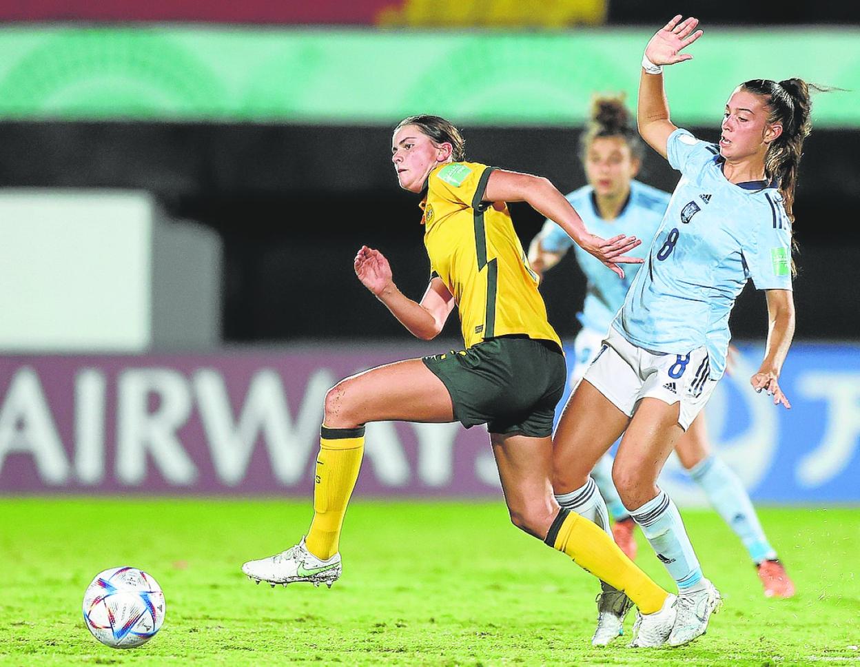 Silvia Lloris, con el número 8, intenta robar el balón a una rival, en el partido ante Australia. 