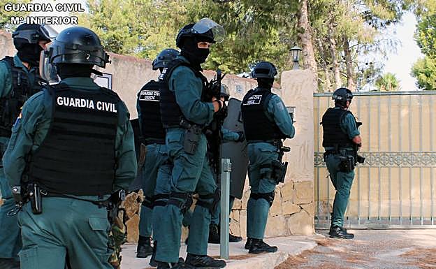 Guardias civiles se disponen a entrar en el inmueble para efectuar el registro.