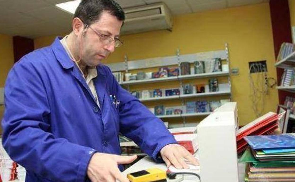 Una persona con discapacidad, en su puesto de trabajo, en una imagen de archivo.