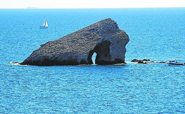 Islote de Farallón, próximo a la isla Grosa, frente a La Manga.