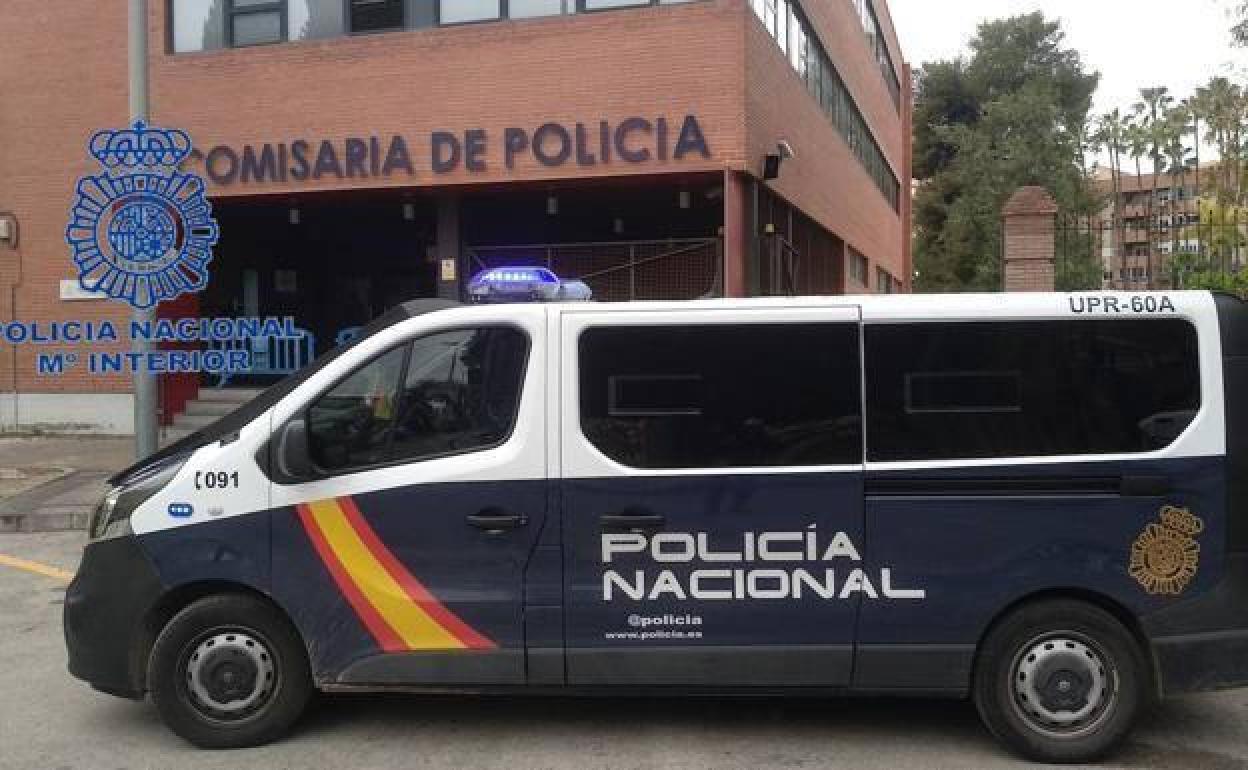 Un furgón de la Policía Nacional junto a la comisaría.
