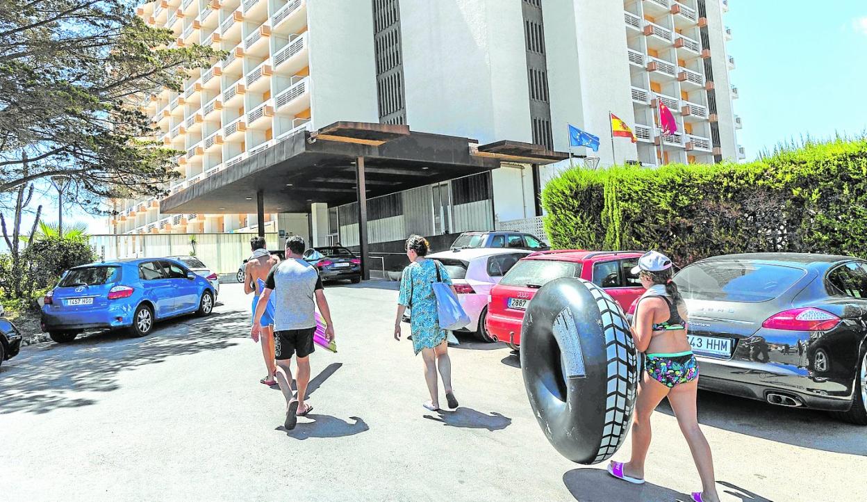 Una familia de turistas alojados en un hotel de La Manga del Mar Menor, ayer, después de disfrutar de un baño en la playa. 