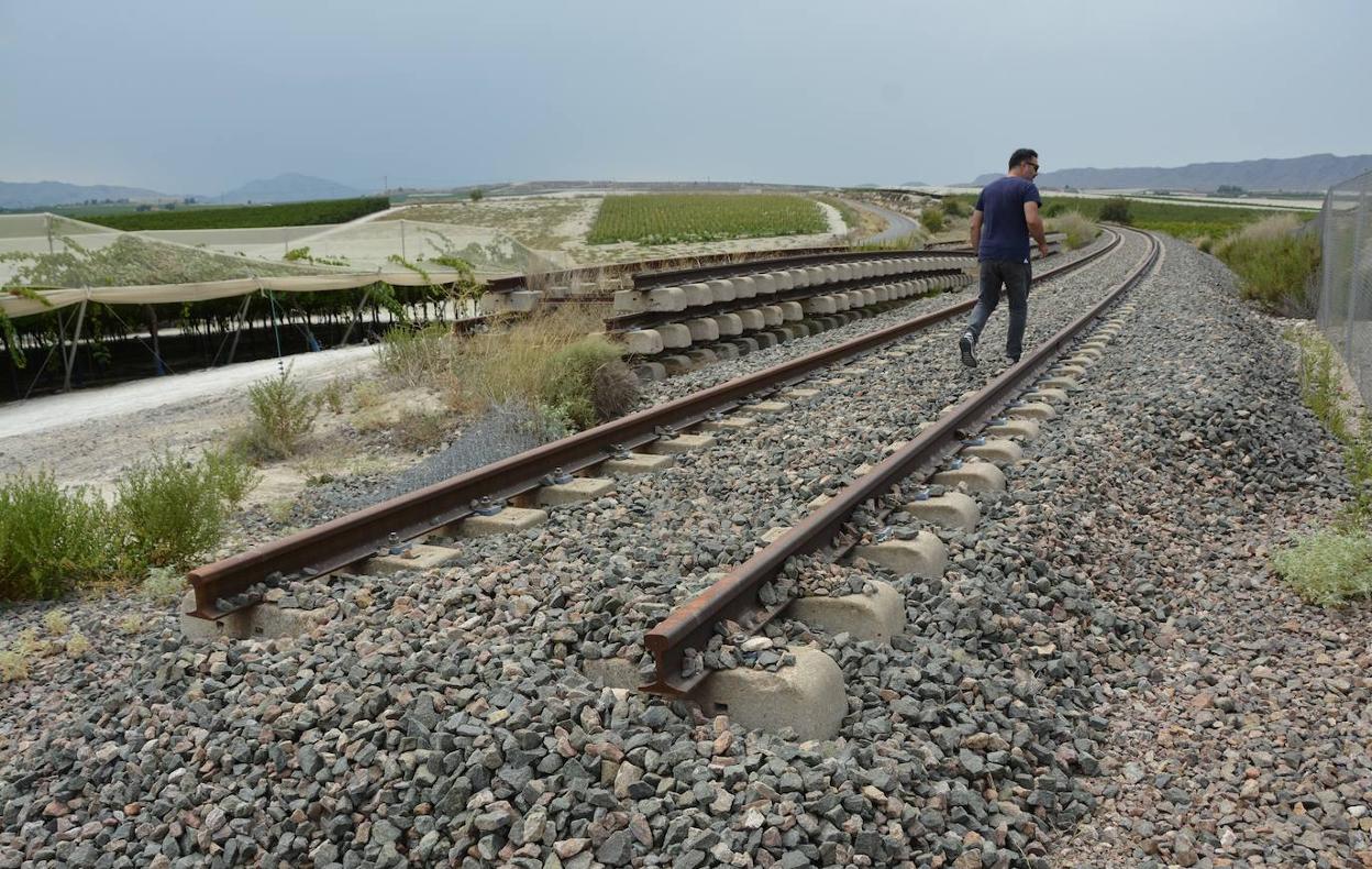 Un hombre camina por la antigua vía del tren a su paso por Cieza, donde serán retirados los raíles. 