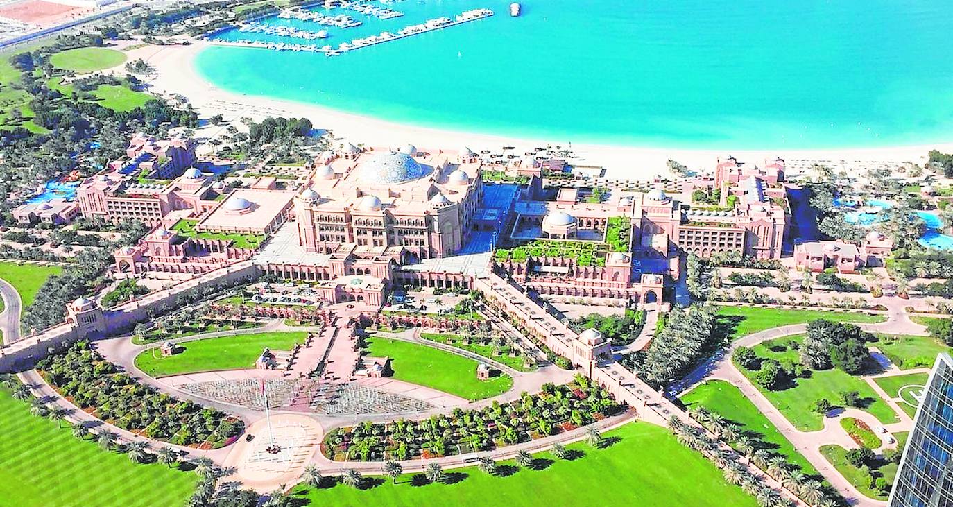 Emirates Palace (extraordinario). Asia- Emiratos Árabes- Abu Dabi. Tiene la calificación de hotel de 7 estrellas, aunque esa categoría no existe en realidad, y sirve para resaltar su estatus obteniendo incluso valoraciones más altas que las del hotel Burj El Arab. Se especula con que fue el primer destino en Abu Dabi del Rey emérito don Juan Carlos. Sus instalaciones son realmente espectaculares.