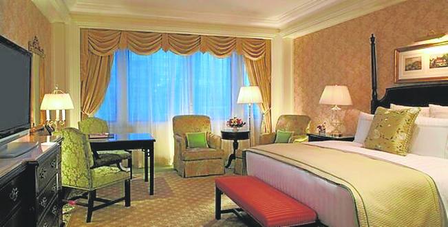 The Ritz Carlton (muy bueno). Asia- China- Pekín. Reúne las reconocidas características de la cadena hotelera. Habitaciones muy espaciosas. El otro hotel de la misma cadena, en la calle Financial Street, es de categoría similar pero con un diseño más moderno, menos clásico.