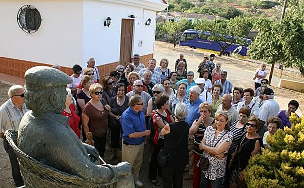 Un grupo visita el monumento dedicado a Rabal en la Cuesta de Gos, obra del escultor Santiago de Santiago.