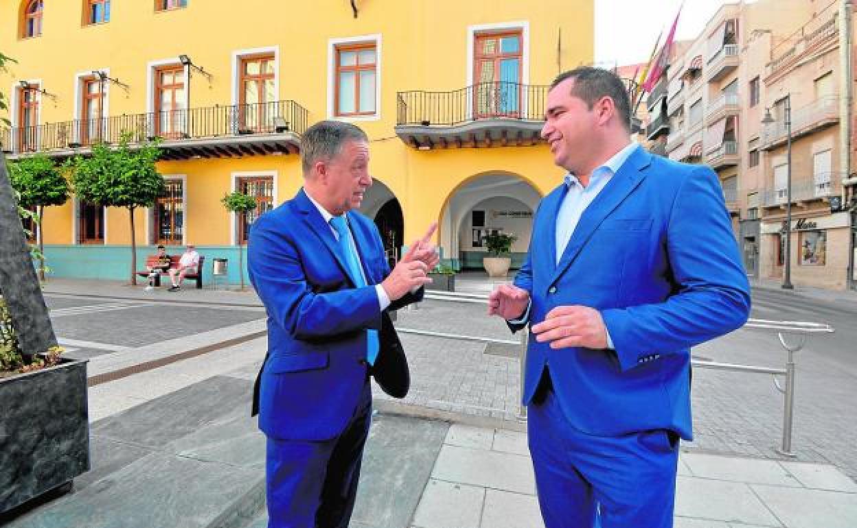 Diego Rosique y Alejandro Díaz, frente al Ayuntamiento de Alcantarilla, en una imagen de archivo. 