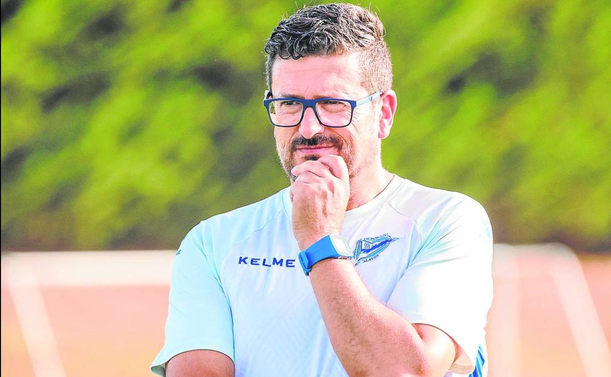 Iñaki Alonso en su etapa como entrenador del Alavés B.