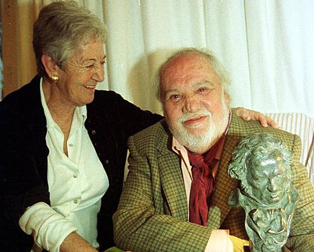 Con su esposa, Asunción Balaguer, en Águilas, tras conseguir el Goya a la mejor interpretación masculina.