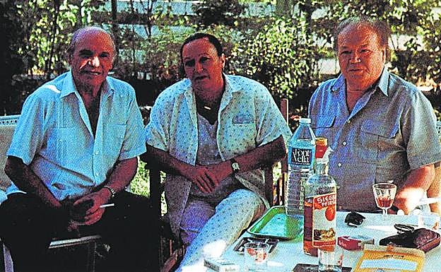 El actor (a la izquierda) junto a sus hermanos Dolores y Damián, en la playa de Calabardina. 