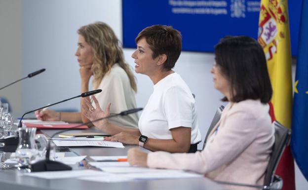 La ministra de Transportes, Movilidad y Agenda Urbana, Raquel Sánchez; la ministra Portavoz, Isabel Rodríguez y la ministra de Sanidad, Carolina Darias. 